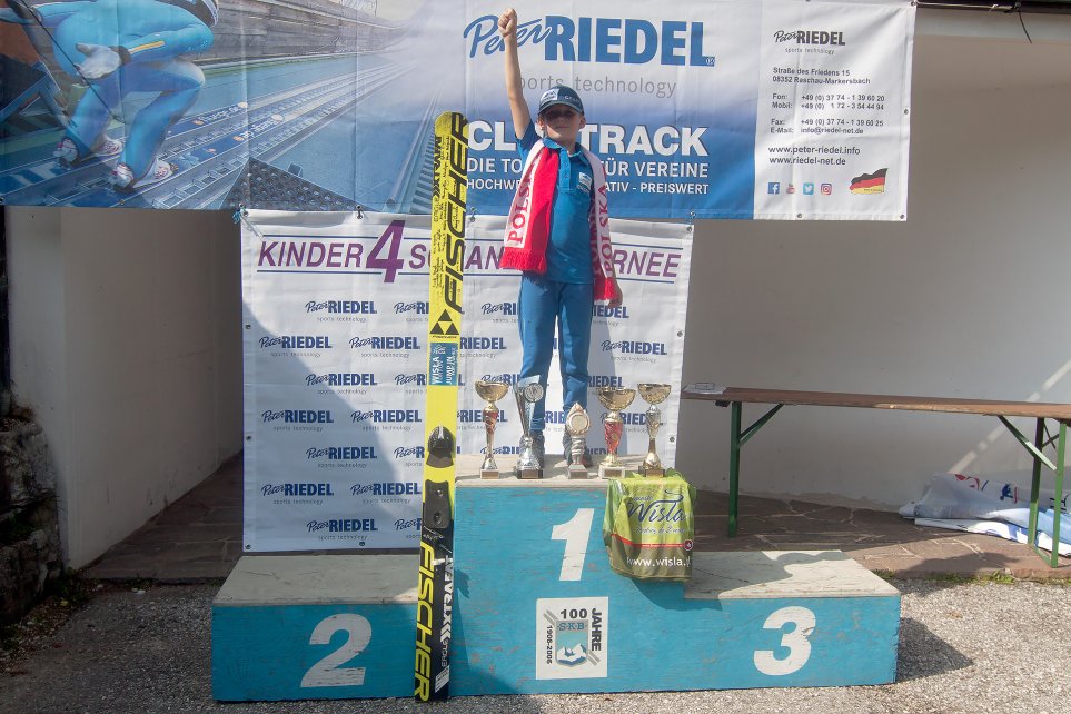 Tymoteusz Cienciała na podium z pucharami za wygrane konkursy